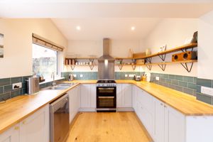 Kitchen (1)- click for photo gallery